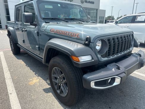 Used 2025 Jeep Gladiator Sport AWD/4WD image 2