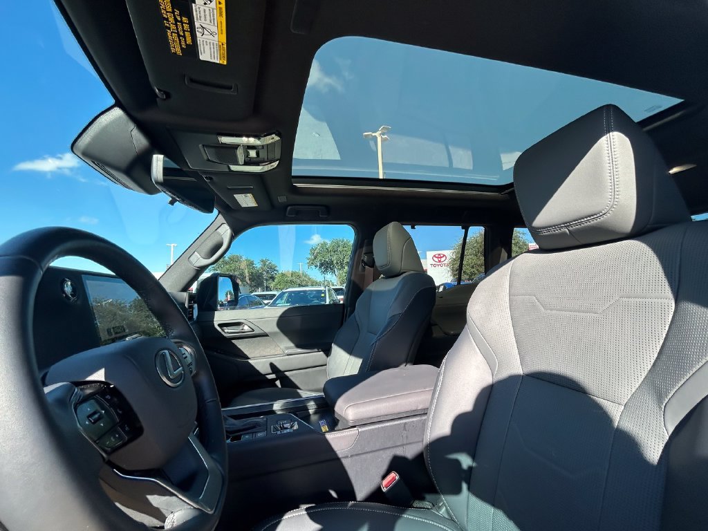 Used 2025 Lexus GX 550 w/ Accessory Package (31) AWD/4WD image 12
