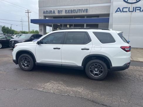 Used 2025 Honda Pilot TrailSport image 7