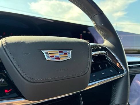 Used 2025 Cadillac Escalade ESV V AWD/4WD image 34