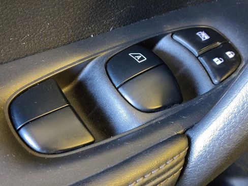 Used 2020 Nissan Rogue S FWD image 27