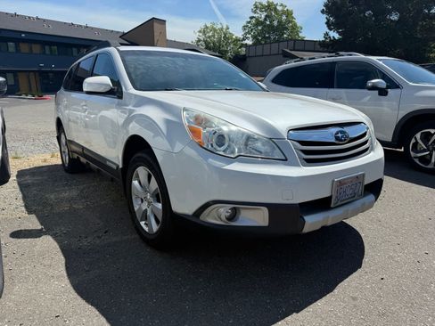 Used 2011 Subaru Outback 2.5i Limited w/ PWR Moonroof Pkg AWD/4WD image 4