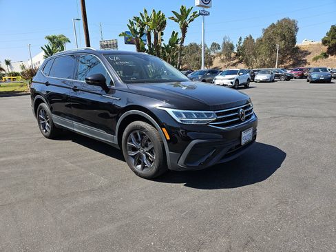 Used 2023 Volkswagen Tiguan SE w/ Panoramic Sunroof Package FWD image 3