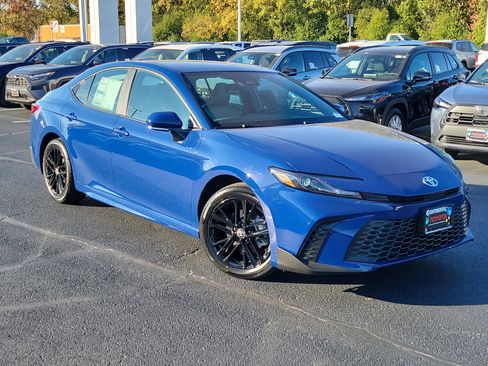 Used 2026 Toyota Camry SE image 2