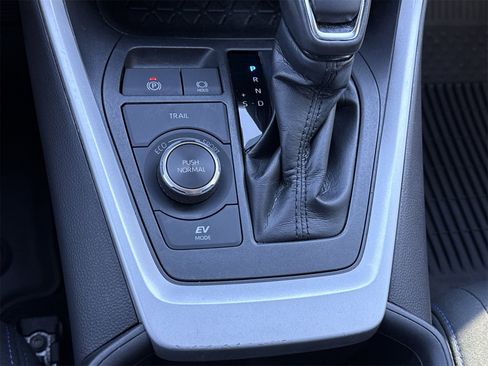 Used 2022 Toyota RAV4 SE w/ Convenience Package image 27