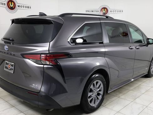 Used 2021 Toyota Sienna XLE image 3