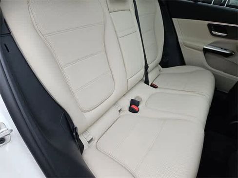 Used 2025 Mercedes-Benz GLC 300 4MATIC image 21