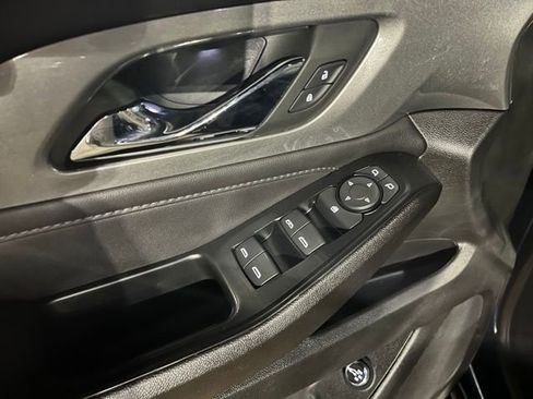 Used 2023 Chevrolet Traverse LT image 15