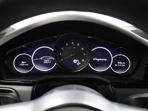 Certified 2023 Porsche Cayenne Platinum Edition image 24