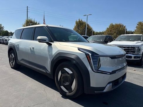 Used 2024 Kia EV9 Light Long Range RWD image 4