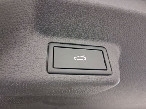 Used 2025 Volkswagen ID. Buzz 1st Edition image 15