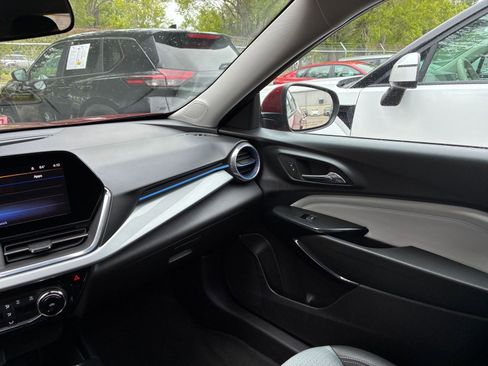 Used 2025 Chevrolet Trax LT FWD image 34