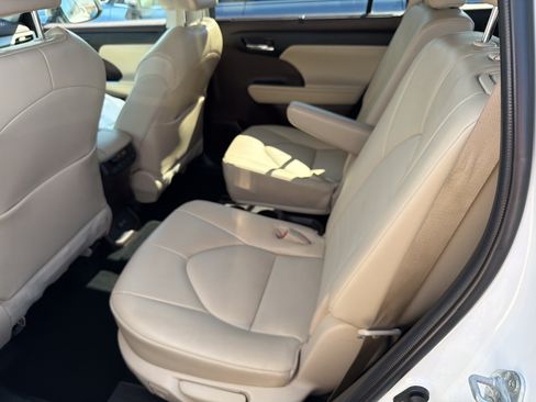 Used 2022 Toyota Highlander XLE AWD/4WD image 26