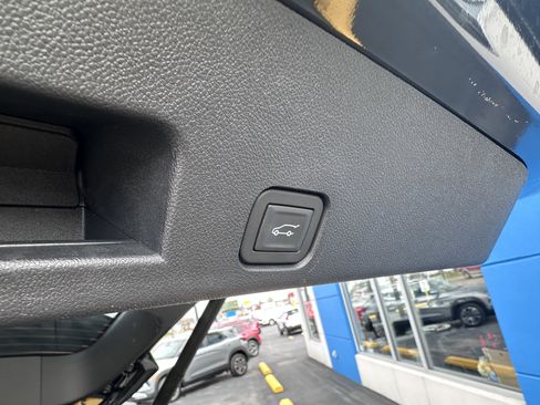 Used 2025 Chevrolet Traverse LT image 14