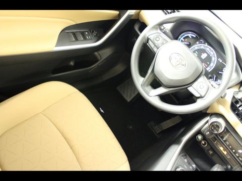 Used 2025 Toyota RAV4 XLE AWD/4WD image 16