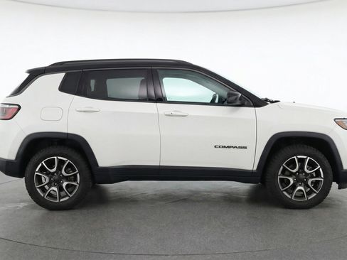 Used 2025 Jeep Compass Trailhawk AWD/4WD image 11