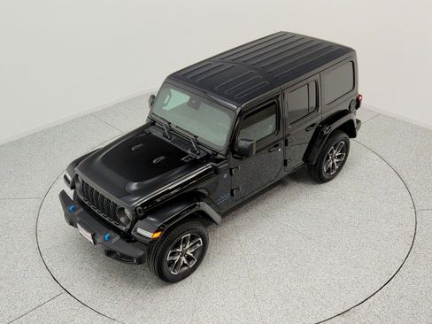 Used 2024 Jeep Wrangler Unlimited w/ Convenience Group AWD/4WD image 22