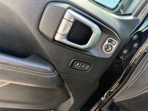 Used 2018 Jeep Wrangler Unlimited Sahara w/ Dual Top Group AWD/4WD image 6