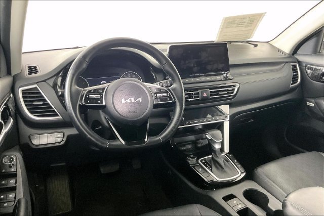Certified 2022 Kia Seltos SX w/ Sunroof Package AWD/4WD image 3
