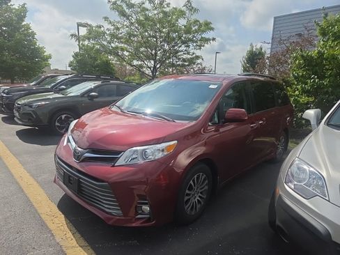 Used 2020 Toyota Sienna XLE FWD image 2