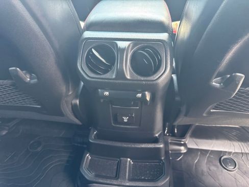 Used 2024 Jeep Wrangler Unlimited Rubicon AWD/4WD image 31