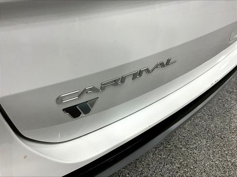 Used 2024 Kia Carnival LX FWD image 24