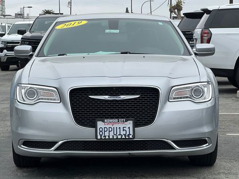 Used 2019 Chrysler 300 Touring RWD image 9