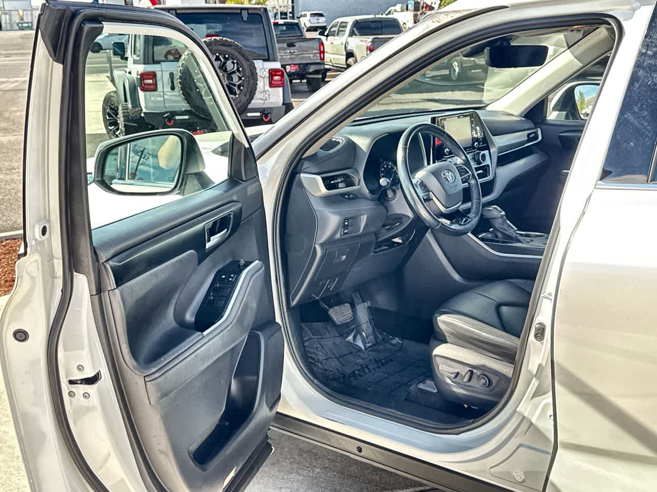 Used 2021 Toyota Highlander XLE AWD/4WD image 10