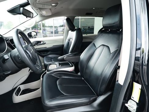 Used 2024 Chrysler Pacifica Touring-L FWD image 23