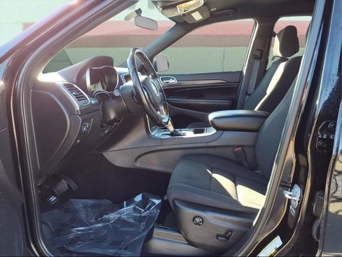 Used 2021 Jeep Grand Cherokee Laredo image 9