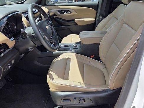 Used 2023 Chevrolet Traverse Premier FWD image 9