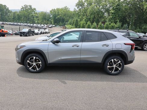 Used 2025 Chevrolet Trax RS FWD image 4