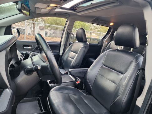 Used 2015 Toyota Sienna SE image 30