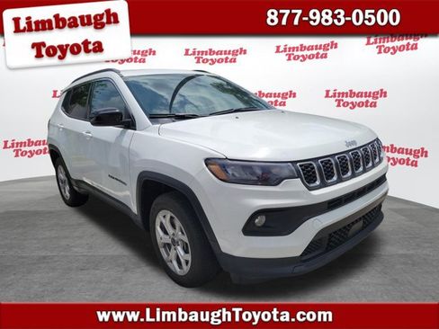 Used 2025 Jeep Compass Latitude AWD/4WD image 1