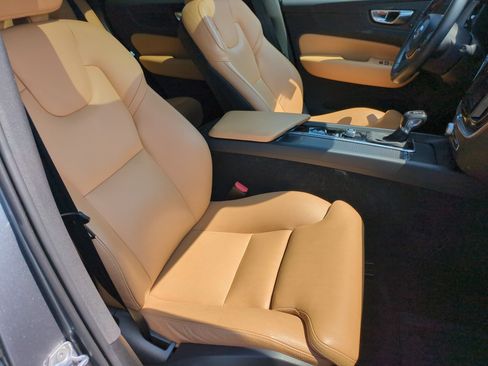 Used 2019 Volvo XC60 T5 Momentum w/ Multimedia Package AWD/4WD image 34