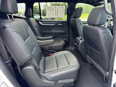 Used 2026 GMC Acadia Elevation w/ Elevation Premium Package FWD image 14
