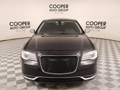 Used 2019 Chrysler 300 Touring w/ Chrome Appearance Package RWD image 8