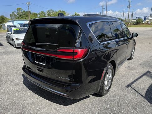 Used 2023 Chrysler Pacifica Limited FWD image 3