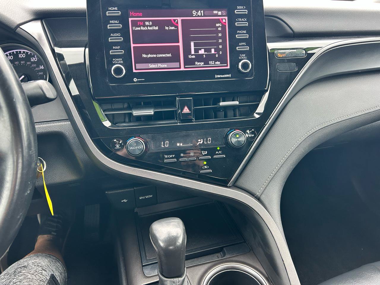 Used 2023 Toyota Camry SE FWD image 4