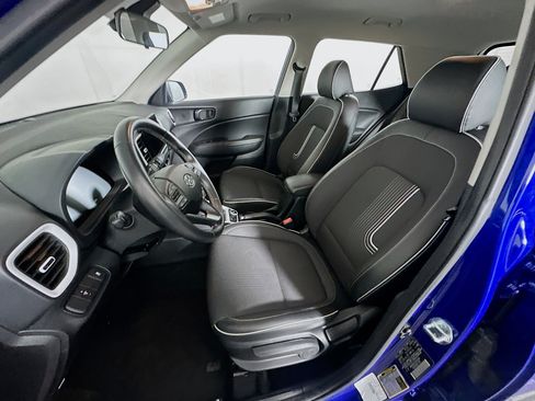 Used 2025 Hyundai Venue Limited image 13