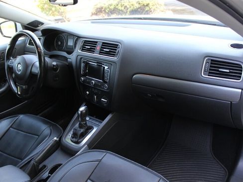 Used 2013 Volkswagen Jetta SEL FWD image 16
