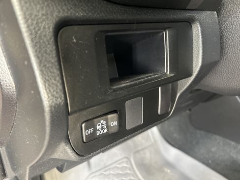Used 2017 Toyota Tacoma SR5 w/ Tow Package RWD image 12