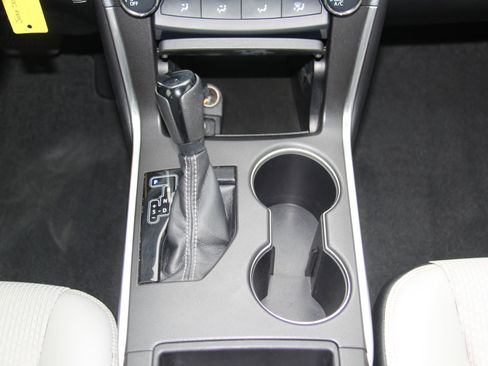 Used 2017 Toyota Camry SE image 15