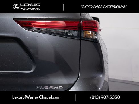 Used 2022 Toyota Highlander XLE AWD/4WD image 8
