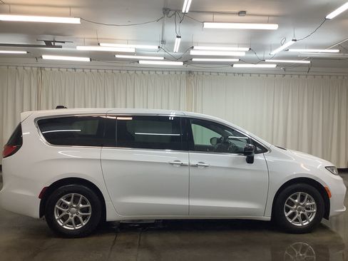 Used 2025 Chrysler Pacifica Select FWD image 4