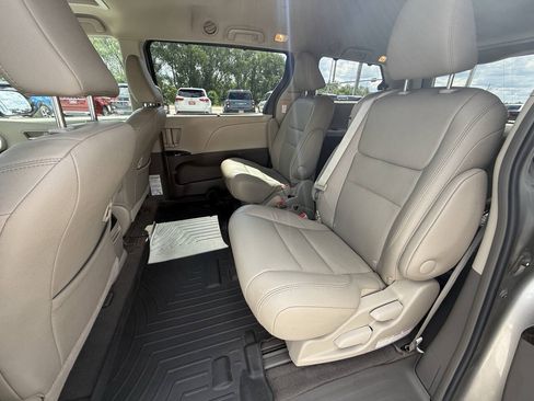 Used 2017 Toyota Sienna XLE w/ XLE Navigation Package FWD image 20