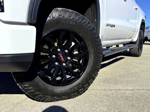 Used 2022 GMC Sierra 1500 AT4X image 2