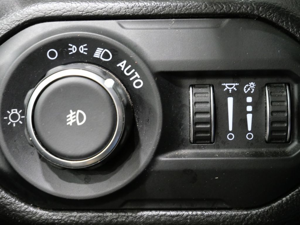 Used 2022 Jeep Wrangler Unlimited Sahara w/ Cold Weather Group AWD/4WD image 14