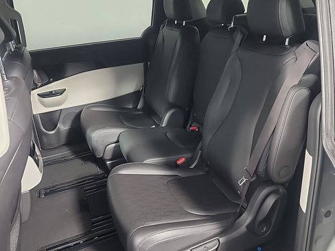 Used 2024 Kia Carnival EX image 17