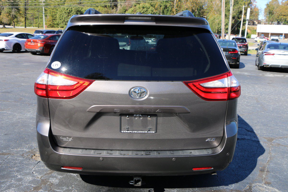 Used 2015 Toyota Sienna XLE w/ XLE Navigation Package FWD image 4